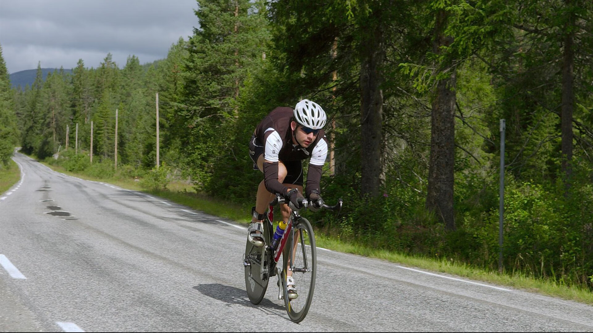 跨国举办的电竞盛会激发全球粉丝热情，国外电竞比赛